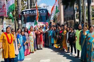 हल्द्वानीः महिला कांग्रेस ने जनतंत्र बचाओ रैली के लिए भरी हुंकार, बस दिल्ली रवाना