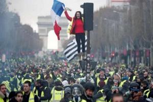 France Protests : पेरिस में पुलिस ने प्रदर्शनकारियों पर बरसाईं लाठियां, जानें पूरा मामला  