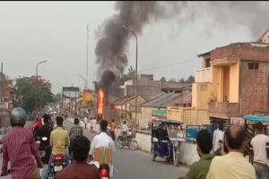 बहराइच : अचानक ट्रांसफार्मर में लगी आग, धू-धू कर जला