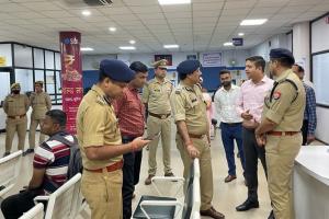 बरेली: बैंक में अचानक पहुंचे पुलिस अधिकारी, कहा- इतने लोग कैसे बैठे हैं 