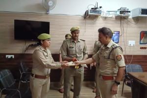 रायबरेली: पुलिस कर्मियों को पुरस्कृत कर एसपी ने थपथपाई पीठ, नहर में डूबने जा रही युवती की बचाई थी जान