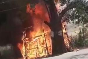 Jalaun Fire : हाईटेंशन लाइन से निकली चिंगारी से गुमटी में लगी आग, हजारों रुपये का सामान जलकर राख