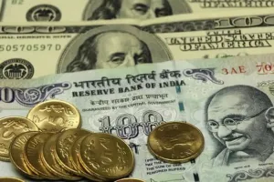 शुरुआती कारोबार में अमेरिकी डॉलर के मुकाबले रुपया 14 पैसे टूटकर 82.76 पर 