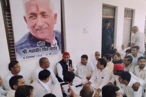 Etawah में Akhilesh Yadav ने निकाय चुनावों में हारे जीते प्रत्याशियों से ली जानकारी, अफसरों की मनमानी से दिखे नाराज 