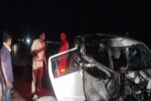 अयोध्या में ट्रक की टक्कर से बुरी तरह क्षतिग्रस्त हुई कार, दो की मौत