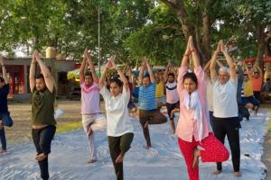 बहराइच : मरी माता मंदिर प्रांगण में आयोजित हुआ योग कार्यक्रम, SDM बोले - करो योग रहो निरोग 