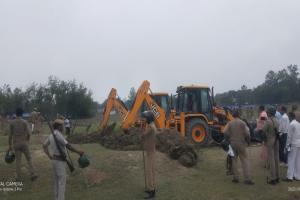 गोंडा: ढाई साल से धरनारत किसानों को मिला दोगुना मुआवजा व जमीन के बदले जमीन