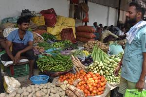 बरेली: टमाटर दिखा रहा तेवर, नींबू 'निचोड़' रहा जेब