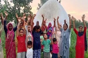 अमरोहा: दूसरे समुदाय के लोगों पर लगाया चामुंडा मंदिर का रास्ता बंद करने का आरोप, किया प्रदर्शन