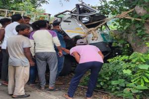 Gonda Accident : सड़क किनारे पेड़ से टकराई अनियंत्रित पिकअप, खलासी की मौत