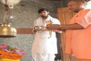 CM योगी ने गोरखपुर के प्राचीन शिव मंदिर में किया रुद्राभिषेक