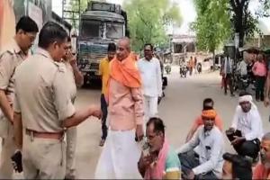 प्रयागराज : मंदिर में चोरी व तोड़फोड़ के विरोध में ग्रामीणों ने किया चक्काजाम