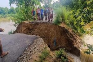 अयोध्या: रातों-रात कट गई मां कामाख्या धाम से कसारी को जाने वाली सड़क, आवागमन ठप