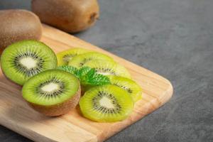 Kiwi Fruit Benefits: झड़ते बालों को रोकने के साथ कई बीमारियों के लिए रामबाण है कीवी, जानें इसके अचूक फायदे