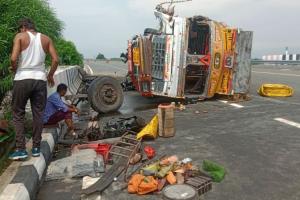Kannauj News: पुलिया से टकराकर पलटा ट्रक, चालक-क्लीनर घायल, बंगाल से हरियाणा जाते समय हुआ हादसा