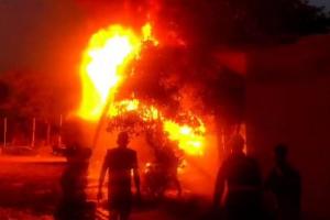 Kanpur Dehat Fire : केमिकल खाली कर रहे टैंकर में लगी आग, बुझाने में छह दमकल कर्मी झुलसे