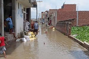 Flood In Unnao: गंगा चेतावनी बिंदु के पार, कटरी वासियों की बढ़ी मुसीबत, बाढ़ केंद्र से कर्मचारी नदारद