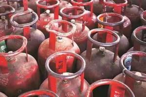 महंगाई की मार: 19 KG वाले कमर्शियल LPG सिलेंडर की कीमत में इजाफा, जानें नए दाम 