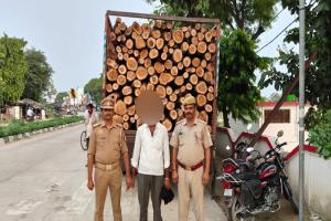 बहराइच: वन विभाग और पुलिस की टीम ने पकड़ी एक डीसीएम सागौन की लकड़ी