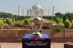 ICC Cricket World cup 2023 : आगरा पहुंची चमचमाती ट्रॉफी, ताजमहल में पर्यटकों ने ली सेल्फी 