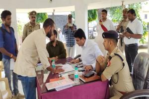 प्रयागराज : समाधान दिवस पर पहुंचे जिलाधिकारी, गैरहाजिर लेखपाल का रोका वेतन