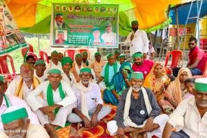 बहराइच: किसानों का अनिश्चितकालीन धरना दूसरे दिन भी जारी, बोले निराकरण न होने तक चलेगा धरना