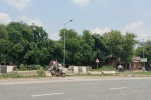 Auraiya News: कानपुर-इटावा हाईवे की बनी सर्विस लेन में फैली निर्माण सामग्री, हादसों की बनी रहती आशंका 