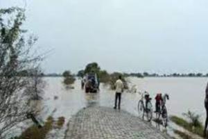 फतेहपुर में बाढ़ : तेजी से बढ़ रहा जलस्तर, ग्रामीणों में मची खलबली, सक्रिय दिखे प्रशासनिक लोग