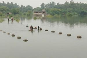 Flood In Kannauj : कासिमपुर में घुसा पानी, गांव जाने वाली पुलिया डूबी, लोग नाव का सहारा लेकर आ रहे बाहर