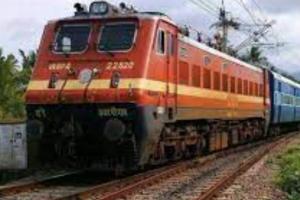 Auraiya News: ट्रेन में मूकबधिर यात्री की हालत बिगड़ी, रेलवे सुरक्षा बल ने आनन-फानन में रुकवाई, फिर हुआ ये सब