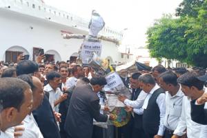 हापुड़ लाठीचार्ज : अयोध्या में आंदोलित वकीलों ने जलाया सरकार का पुतला, रजिस्ट्री भी कराई बंद 