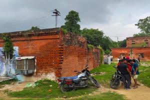 लखनऊ रेलवे क्वार्टर हादसा : खाली कराये जा रहे जर्जर मकान, अभी तोड़ने के निर्देश नहीं 