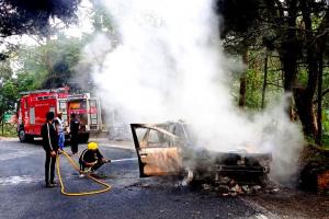 नैनीताल: दिल्ली से नैनीताल घूमने पहुंचे पर्यटकों की कार में लगी आग