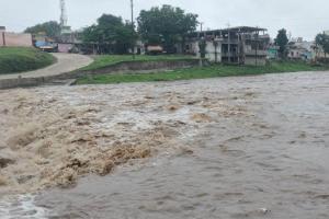 झाबुआ में रिकार्डतोड़ बारिश, नदी नाले उफान पर, अलीराजपुर जिले में जन जीवन अस्त व्यस्त