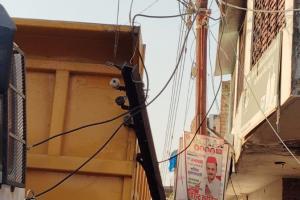 Auraiya News: ट्रक की टक्कर से टूटा बिजली का पोल, सात घंटे तक बिजली रही गुल, इतने घर अंधेरे में रहे