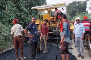 देवरिया हत्याकांड: अखिलेश यादव के पहुंचने से पहले सड़क बनाने में जुटा PWD, वीडियो वायरल  