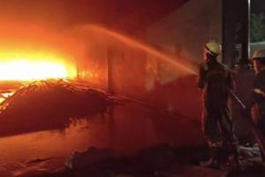 Kanpur Dehat Fire: आनंदेश्वर फैक्ट्री के गोदाम में लगी भीषण आग… दस लाख रुपये का नुकसान, बिना एनओसी चल रही थी