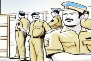 आगरा: कपड़े की दुकान में चल रहा था यह 'गलत काम', पुलिस पहुंची तो मच गया हड़कंप