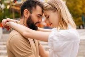 Relationship Tips: शादीशुदा जिंदगी को बनाना चाहते हैं खुशहाल तो इन आदतों से बना लें दूरी, रिश्ते में हमेशा बनी रहेगी मिठास