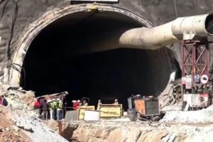 Silkyara Tunnel Accident : सुरंग में फंसे श्रावस्ती के श्रमिकों के परिजनों की बेचैनी बढ़ी, कर रहे प्रार्थना  