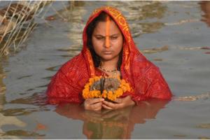 बिहार में लोक आस्था के महापर्व छठ को लेकर व्यापक तैयारी, श्रद्धालु आज डूबते सूर्य को देंगे अर्घ्य 