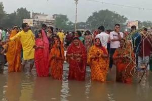 Chhath Puja 2023: उन्नाव में अस्त होते हुये सूर्य को अर्घ्य देकर मनाया गया छठ पर्व, पुलिस-प्रशासन रहा मौजूद