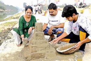 Chhath Puja 2023: छठ पूजा 17 नवंबर से हो रही शुरू, गन्दगी के बीच वेदी बनना शुरू, नहीं हुई पूरी सफाई 