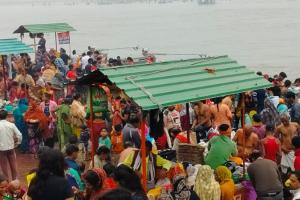 Kartik Purnima 2023: Farrukhabad में कार्तिक पूर्णिमा पर हजारों गंगा भक्तो ने लगाई गंगा में आस्था की डुबकी