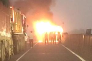 Fire In Kanpur: बिधनू में चलते डंपर में लगी आग, चालक व क्लीनर ने कूदकर बचाई जान, दमकल कर्मियों ने पाया काबू