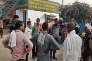 रामपुर: राणा मिल किसानों की आंखों में झोंक रही धूल...प्रति ट्रॉली डेढ़ क्विंटल की लगाई जा रही चपत, किसानों का जोरदार हंगामा