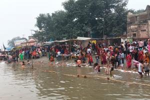 Kartik Purnima 2023: कार्तिक पूर्णिमा पर घाटों में श्रद्धालु लगा रहे आस्था की डुबकी, पुलिस-प्रशासन मुस्तैद