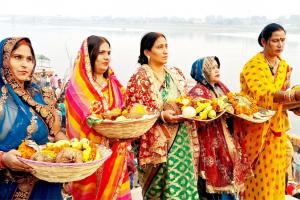 छठ पूजा: अस्ताचलगामी सूर्य को माताओं ने दिया अर्घ्य, पति व बच्चों के लिए भगवान भास्कर व छठी मइया से मांगा आशीष 