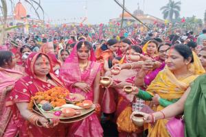 प्रतापगढ़: जिले में छठ पूजन की रही धूम, व्रती महिलाओं ने डूबते सूर्य को दिया अर्घ्य, घाटों पर लगे जयकारे