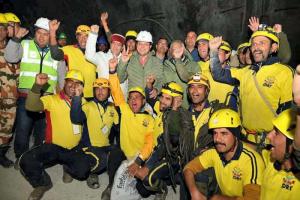 Uttarkashi Tunnel Rescue : सुरंग बचाव अभियान पर विदेशी मीडिया ने कहा- मशीनों पर भारी पड़ी इंसानी मेहनत